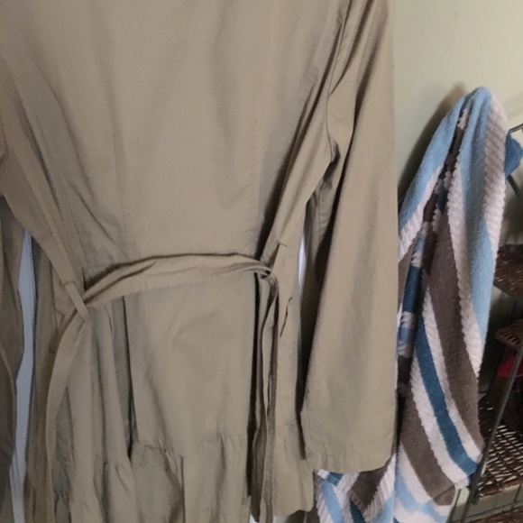 Decree ruffle bottom trench coat - Picture 3 of 3